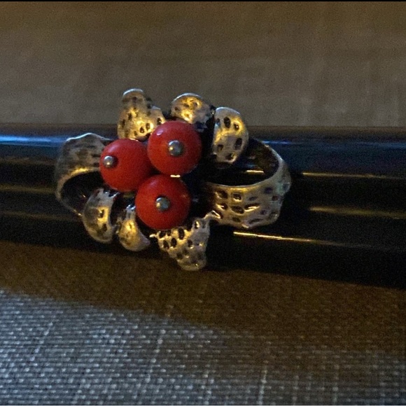 Very cool Vintage Silver-tone and Red wooden beaded Ring - Picture 6 of 6
